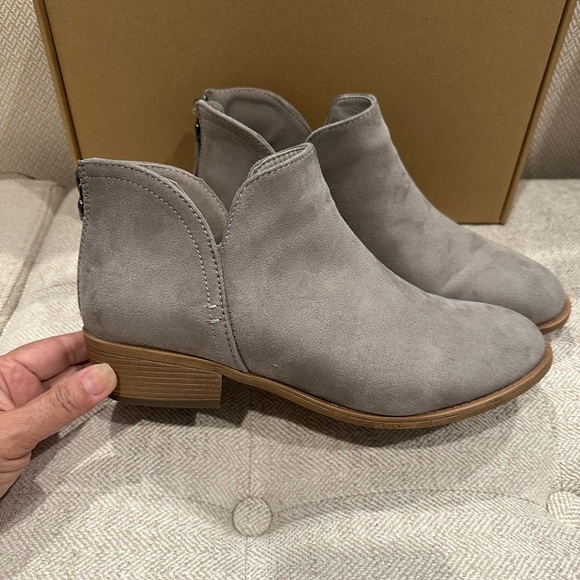 Journey Gray ankle Suede Boots- size 8 1/2 - Picture 4 of 10